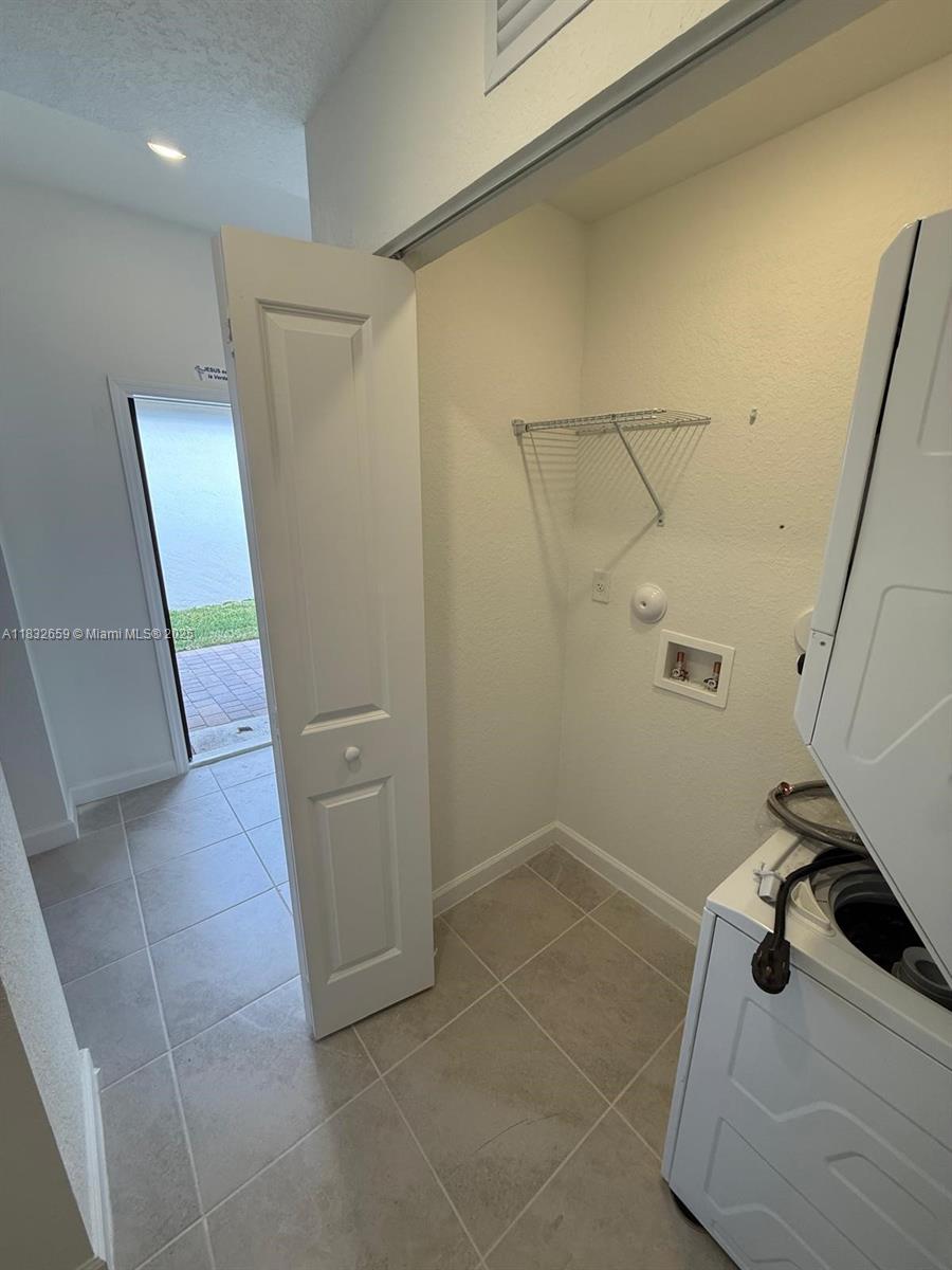 2942 Southeast 23rd Avenue Homestead, FL 33035 - Photo 6 of 20 a bathroom with a sink and shower