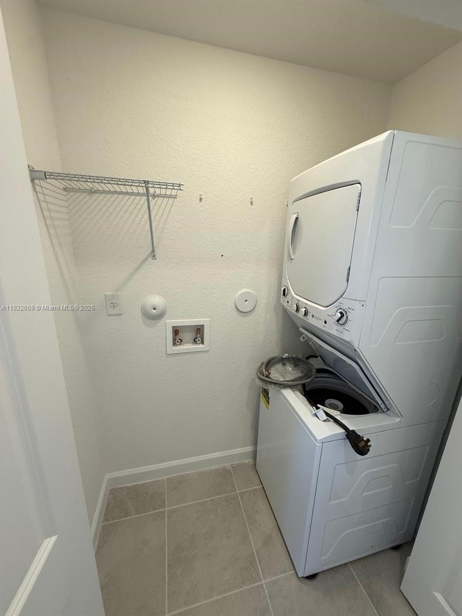2942 Southeast 23rd Avenue Homestead, FL 33035 - Photo 7 of 20 a utility room with dryer and washer