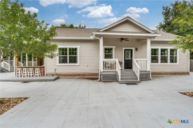 $999,000 | 911 Farm Street, Bastrop, TX 78602