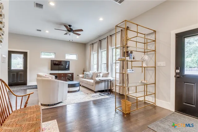 $999,000 | 911 Farm Street, Bastrop, TX 78602