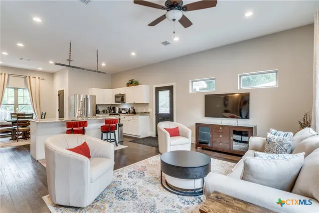 $999,000 | 911 Farm Street, Bastrop, TX 78602