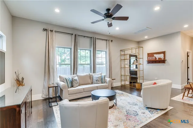 $999,000 | 911 Farm Street, Bastrop, TX 78602