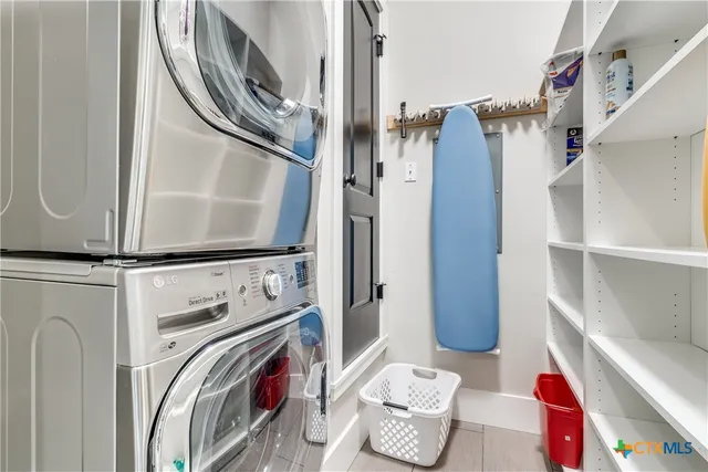 $999,000 | 911 Farm Street, Bastrop, TX 78602