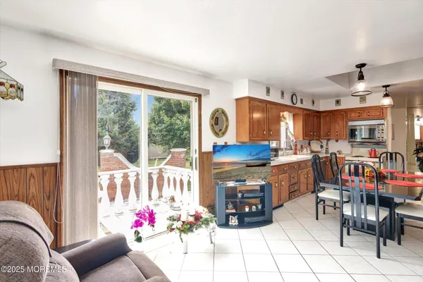 a view of a hallway with windows and entryway