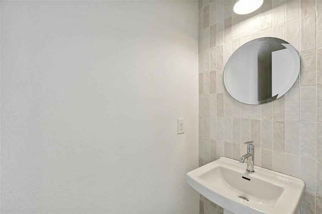 6144 Oram Street, Unit 5 Dallas, TX 75214 - Photo 24 of 30 Half bathroom on second floor
