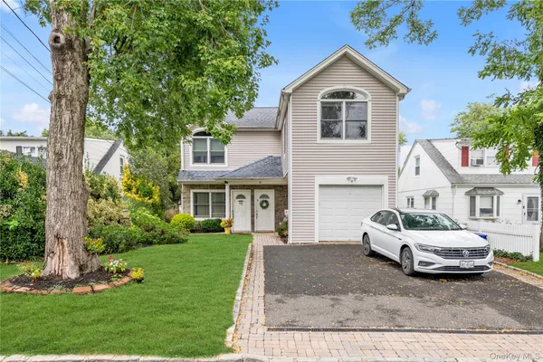 $3,575 | 11 Nesaquake Avenue, Unit 2, Port Washington, NY 11050