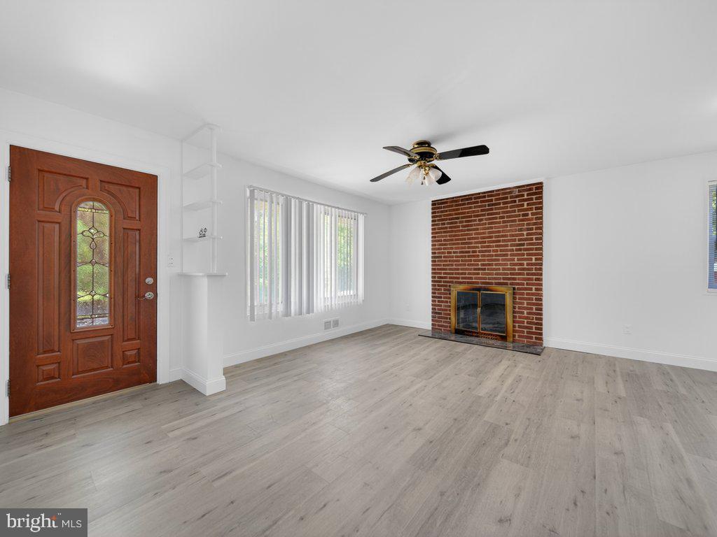 10402 Royalton Terrace Silver Spring, MD 20901 - Photo 4 of 31 living area