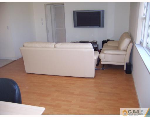 193 Evergreen Road, Unit 14B 14B Edison, NJ 08837 - Photo 3 of 8 Gallery Image 3