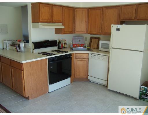 193 Evergreen Road, Unit 14B 14B Edison, NJ 08837 - Photo 4 of 8 Gallery Image 4