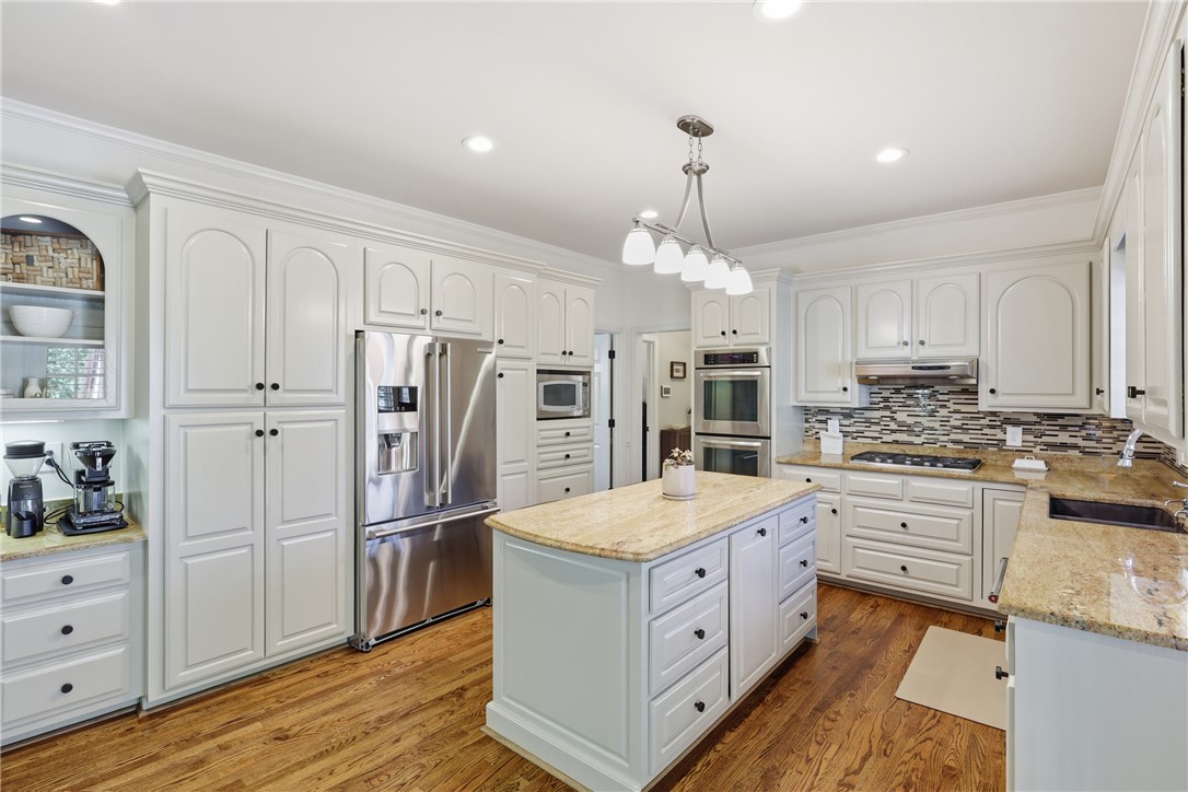 103 5 Knoll Court Anderson, SC 29621 - Photo 7 of 33 Culinary dreams come alive in this well-appointed kitchen featuring a functional island and premium appliances.