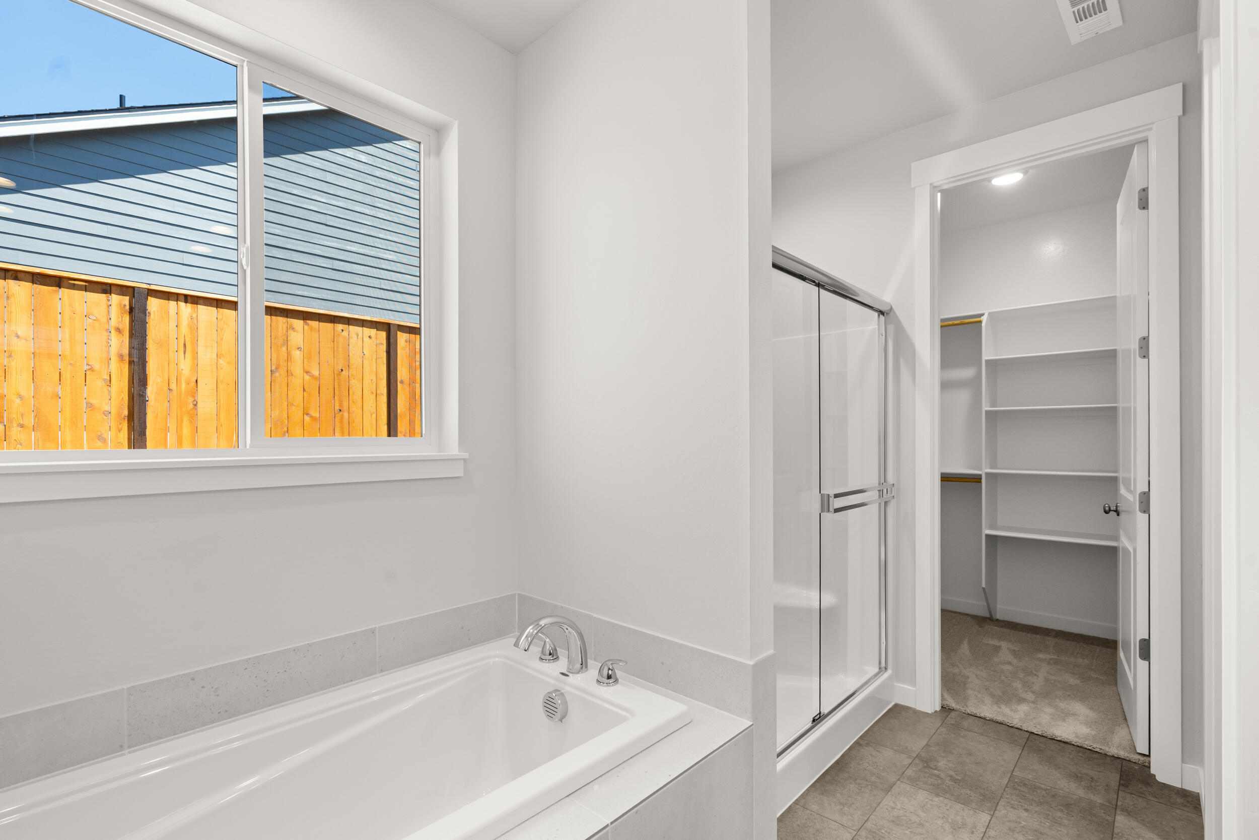 1141 Pumpkin Ridge, Unit 320 Eagle Point, OR 97524 - Photo 14 of 25 a bathroom with a bathtub and a window