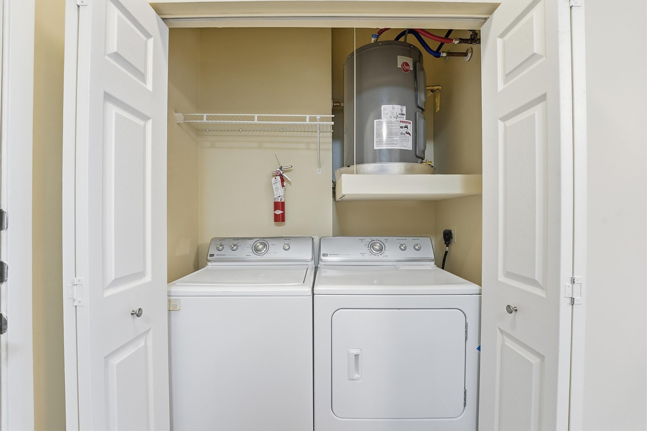 3505 Sage Road, Unit 208 Houston, TX 77056 - Photo 5 of 25 a utility room with dryer and washer