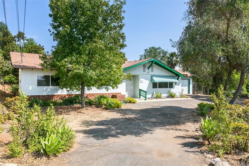 443 East Dougherty Street Fallbrook, CA 92028 - Photo 2 of 27