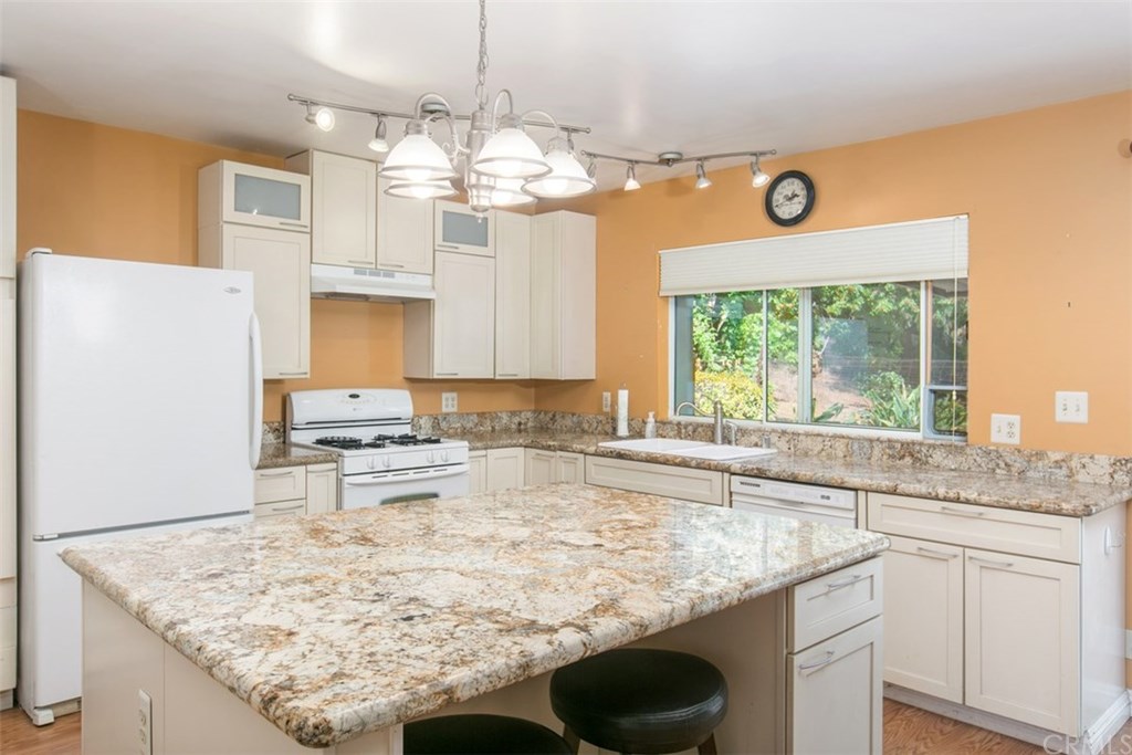 443 East Dougherty Street Fallbrook, CA 92028 - Photo 11 of 27