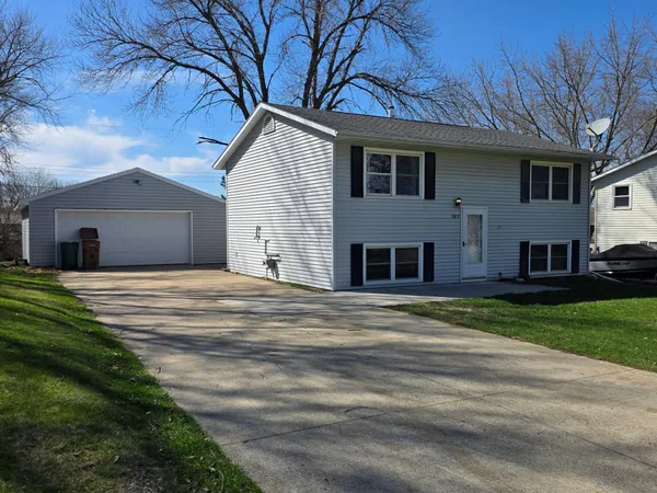 $225,000 | 1617 Crystal Drive, Albert Lea, MN 56007