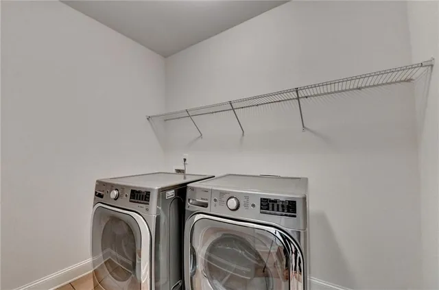 en empty room with ceiling fan and window