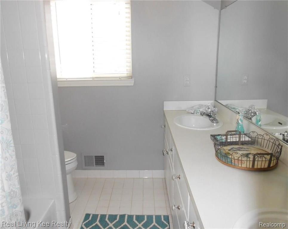 536 Curzon Road Rochester Hills, MI 48307 - Photo 8 of 17