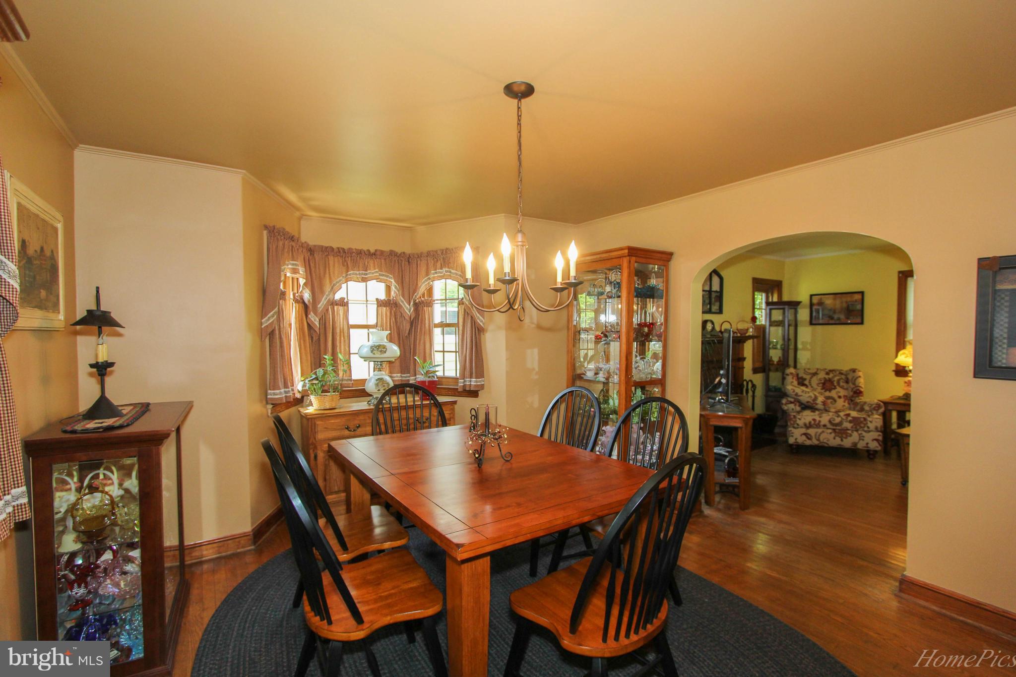 340 Devonshire Road Hagerstown, MD 21740 - Photo 10 of 26 a dining room with furniture and window