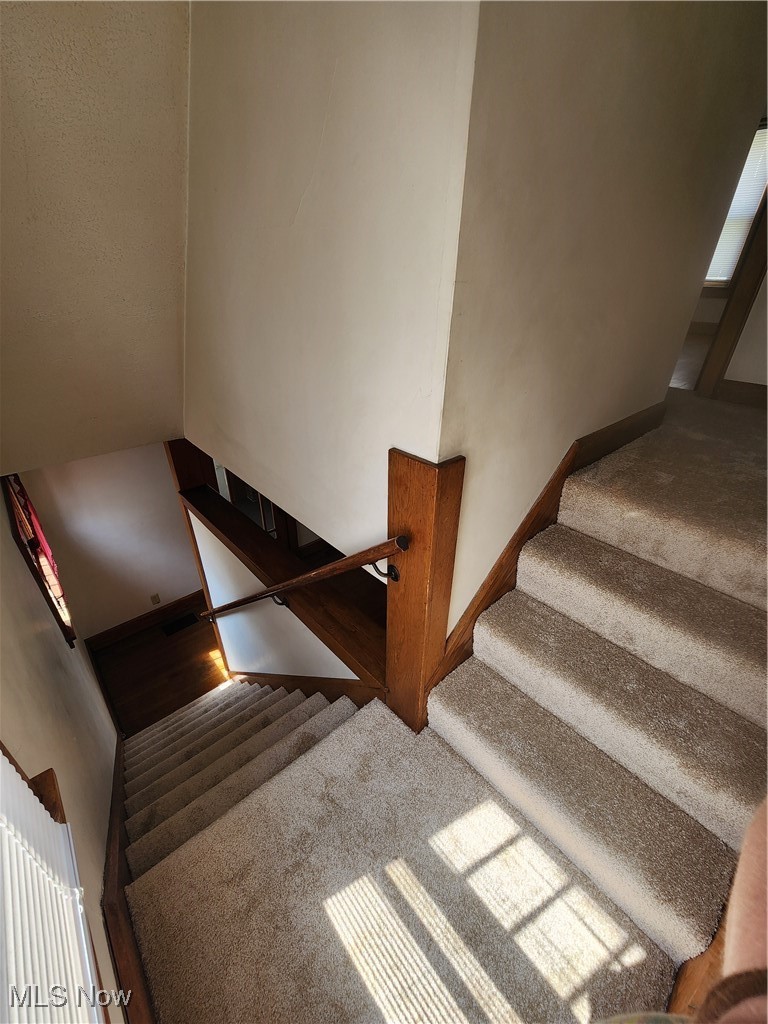 522 Columbus Avenue Northwest Canton, OH 44708 - Photo 8 of 16 Stairway to 2nd floor