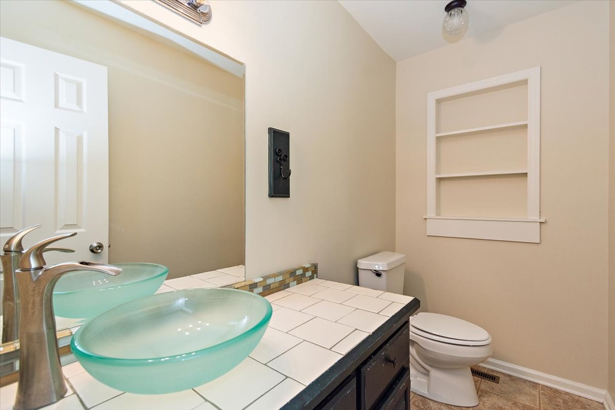 2609 Derby Run Road Springfield, TN 37172 - Photo 15 of 48 a bathroom with a sink a toilet and mirror