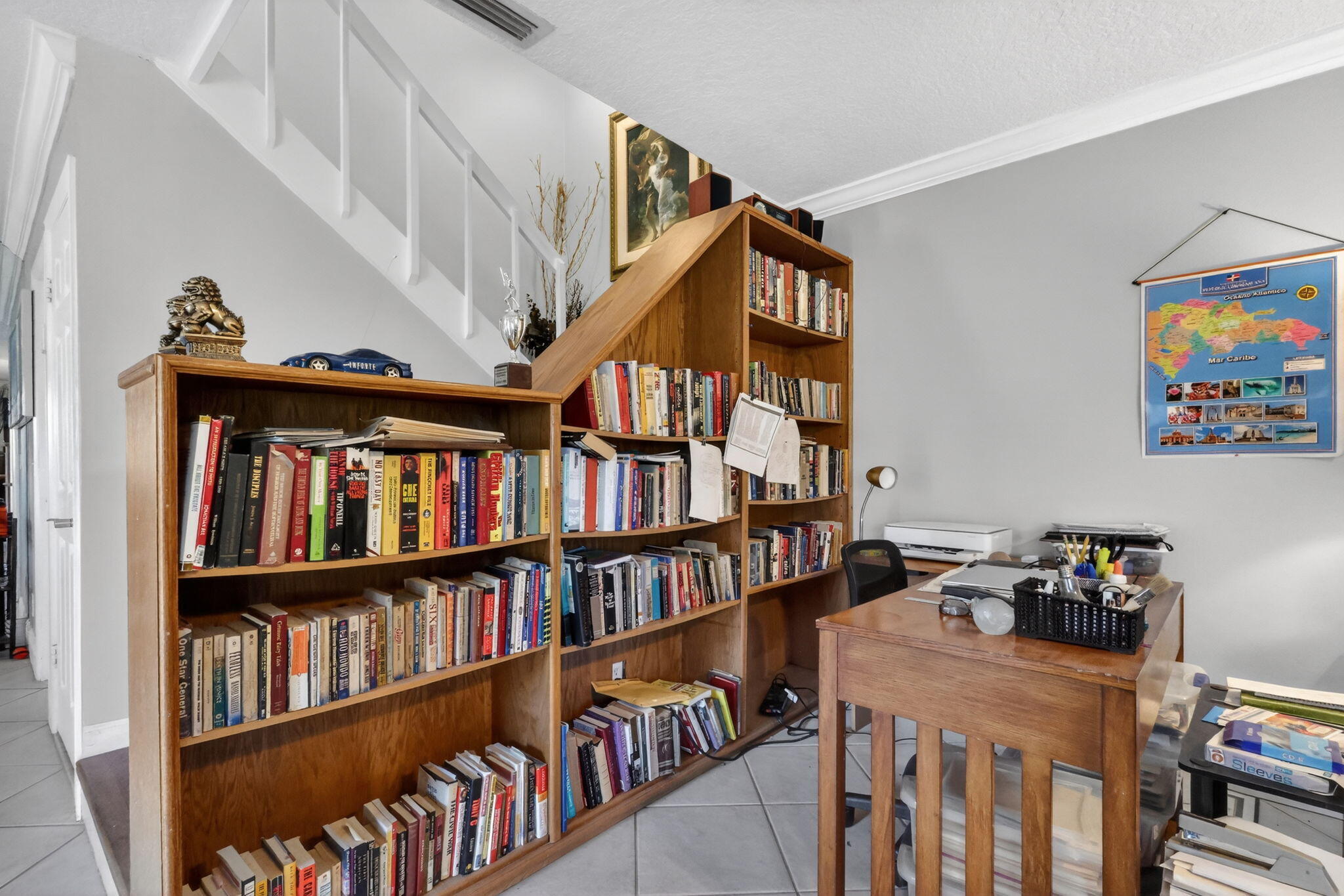 5204 Waterview Circle Palm Springs, FL 33461 - Photo 14 of 30 a livingroom with a book shelf with books