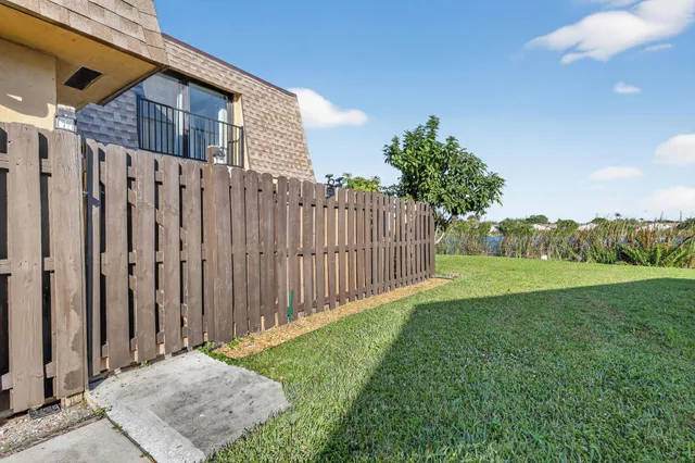 $305,000 | 5204 Waterview Circle, Palm Springs, FL 33461