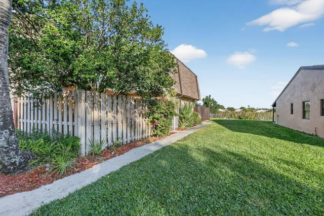 $305,000 | 5204 Waterview Circle, Palm Springs, FL 33461