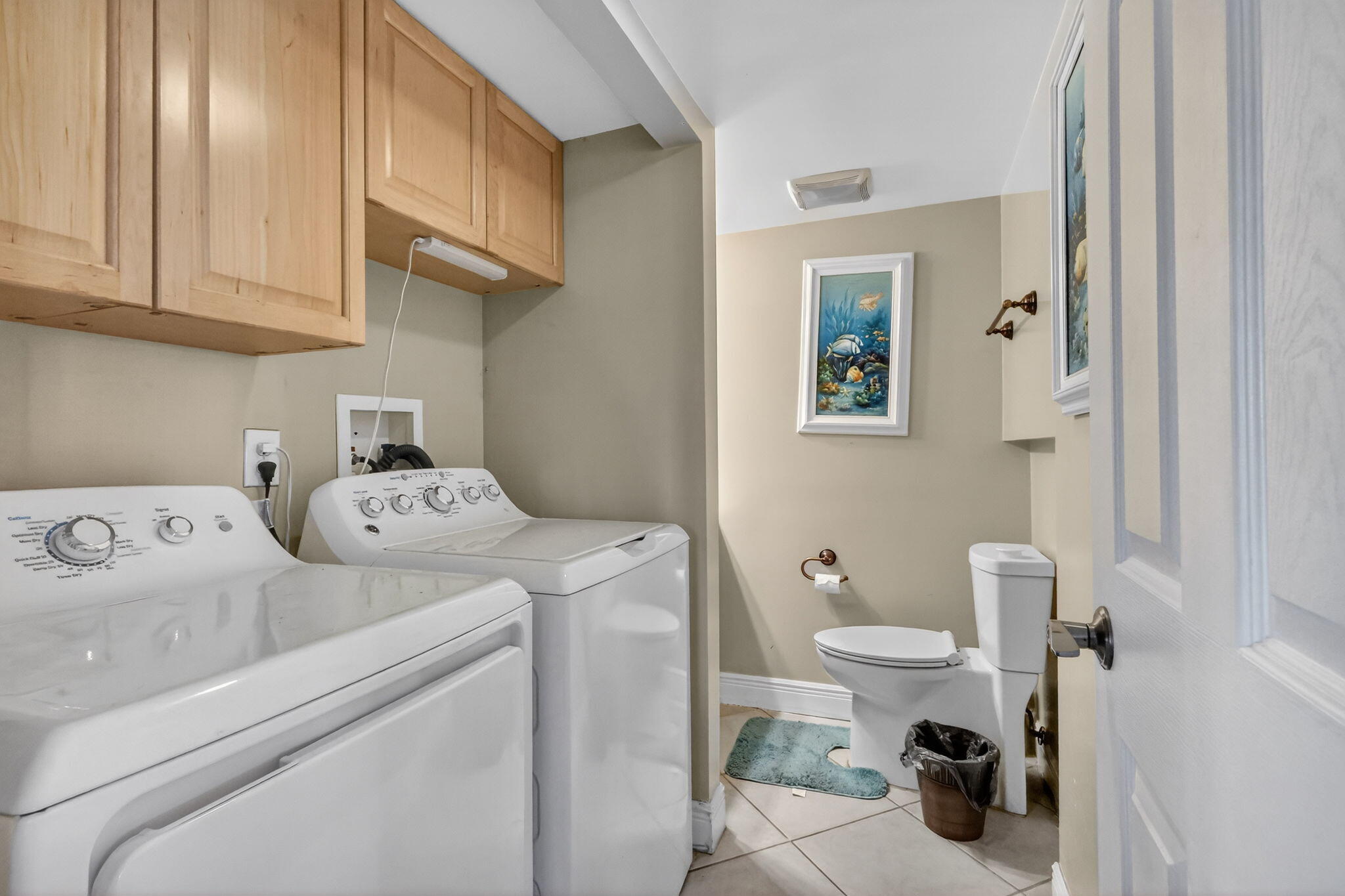 5204 Waterview Circle Palm Springs, FL 33461 - Photo 4 of 30 a utility room with dryer and washer