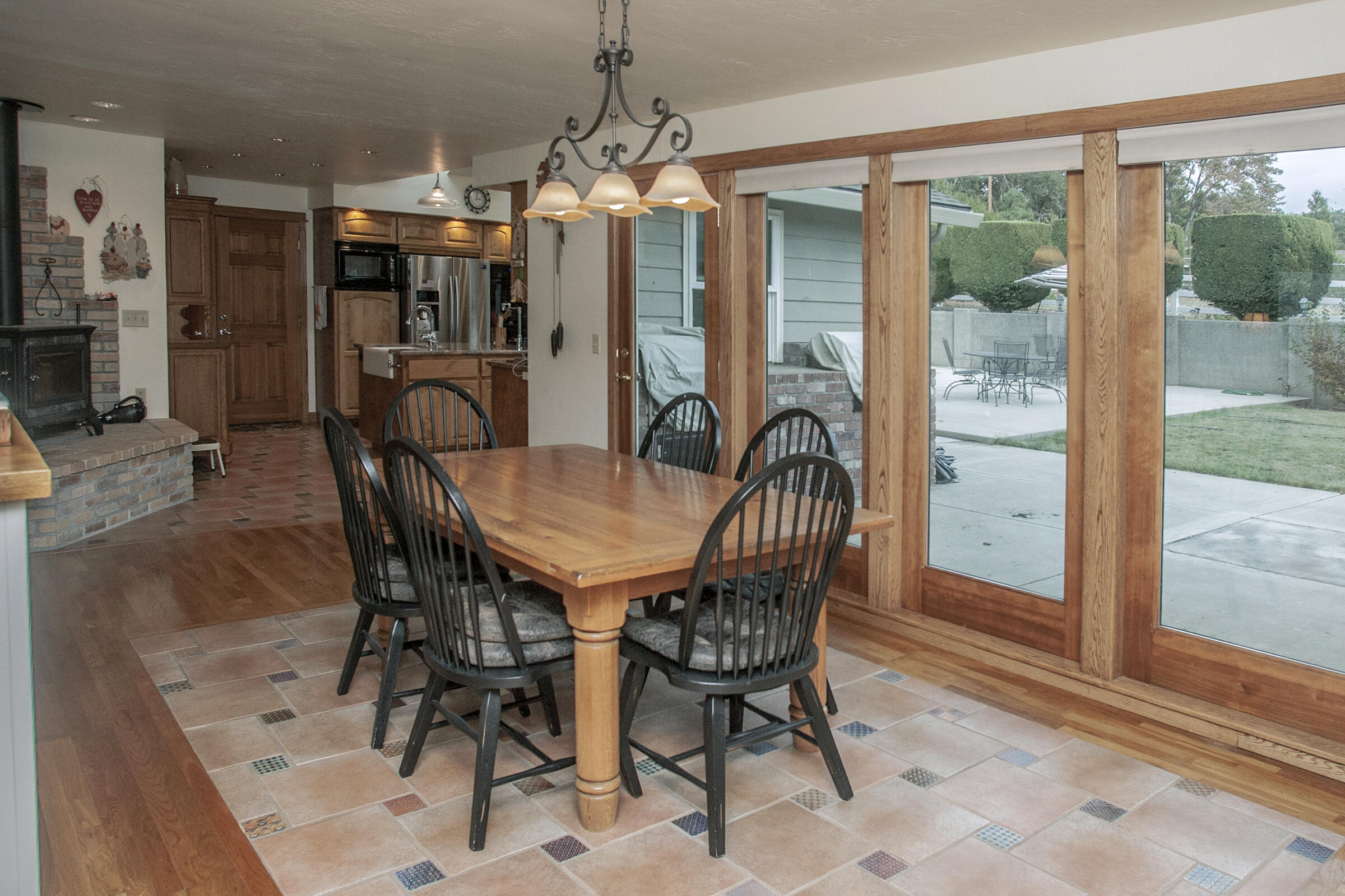 6554 Pioneer Road Medford, OR 97501 - Photo 10 of 50 Dining room toward kitchen