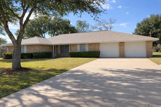 a view of house with garden