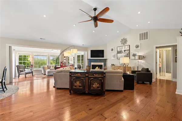 $849,643 | 109 South Shore Drive, Fair Play, SC 29643