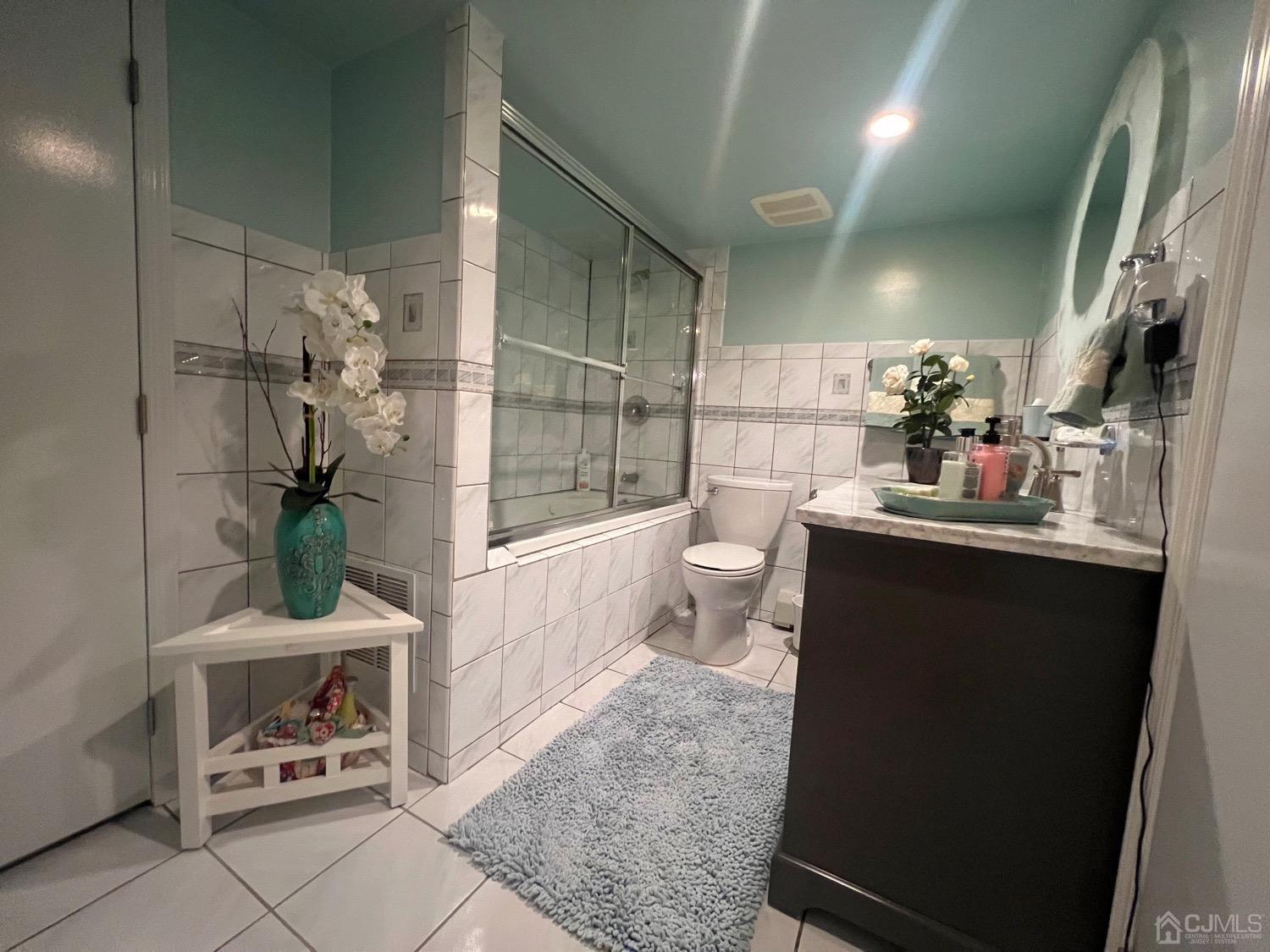 729 Inman Avenue Colonia, NJ 07067 - Photo 17 of 36 Gallery Image 17