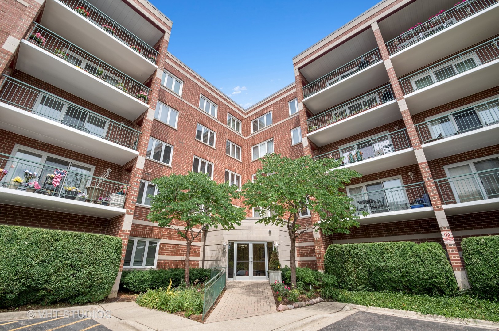 5225 North Riversedge Terrace, Unit 303 Chicago, IL 60630 - Photo 2 of 16