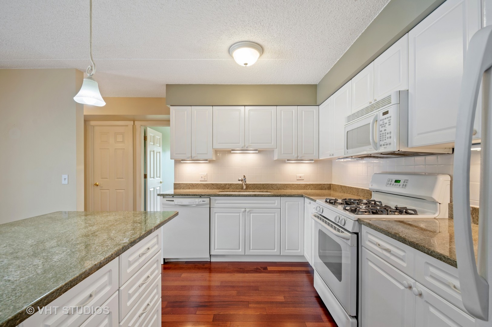 5225 North Riversedge Terrace, Unit 303 Chicago, IL 60630 - Photo 6 of 16
