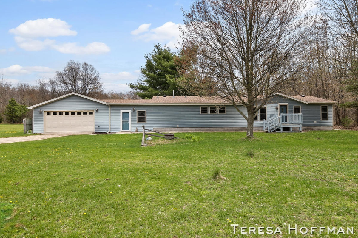 10700 North Federal Road Howard City, MI 49329 - Photo 1 of 20 IMG_1000