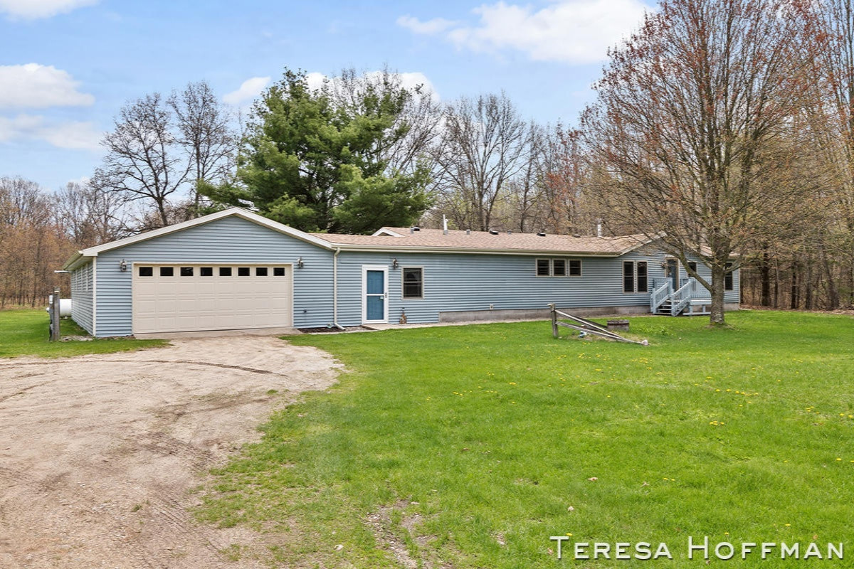 10700 North Federal Road Howard City, MI 49329 - Photo 2 of 20 IMG_1001