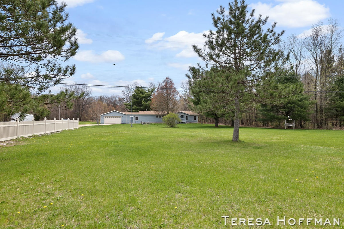 10700 North Federal Road Howard City, MI 49329 - Photo 3 of 20 IMG_1002