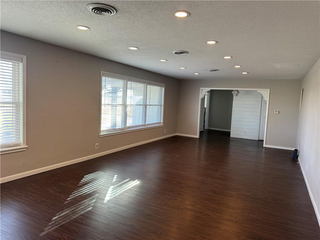 5120 Southwest 10th Street Columbus, KS 66725 - Photo 20 of 69