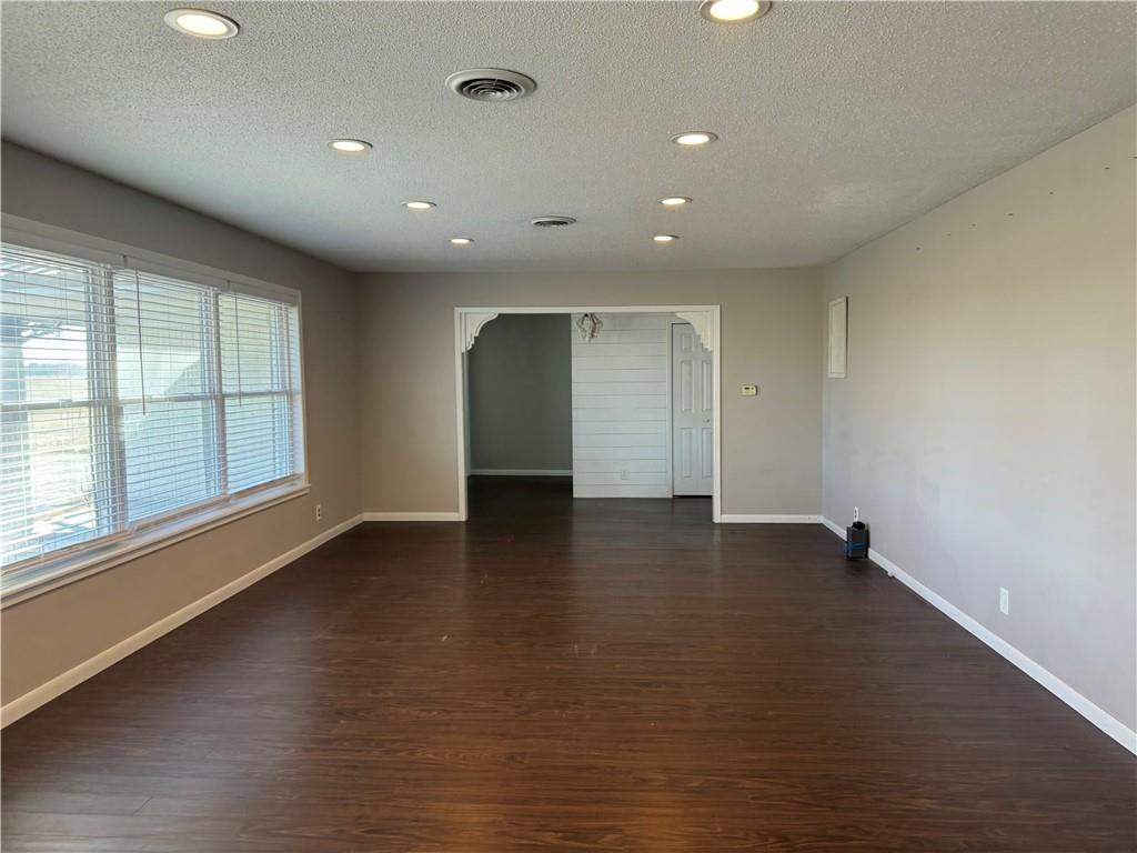 5120 Southwest 10th Street Columbus, KS 66725 - Photo 22 of 69