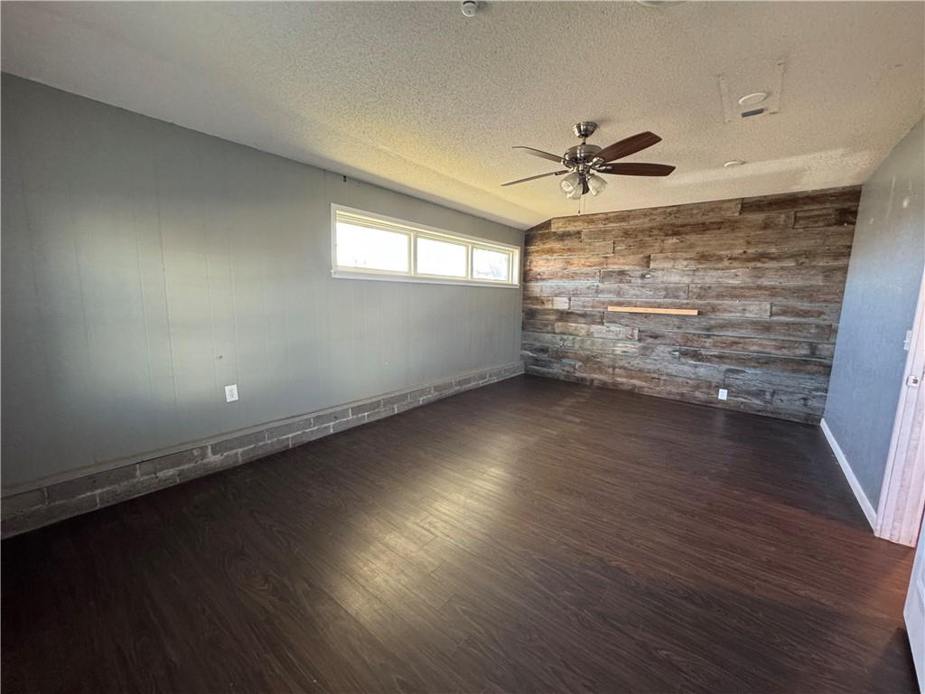 5120 Southwest 10th Street Columbus, KS 66725 - Photo 43 of 69