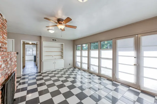 a view of a livingroom with a workspace