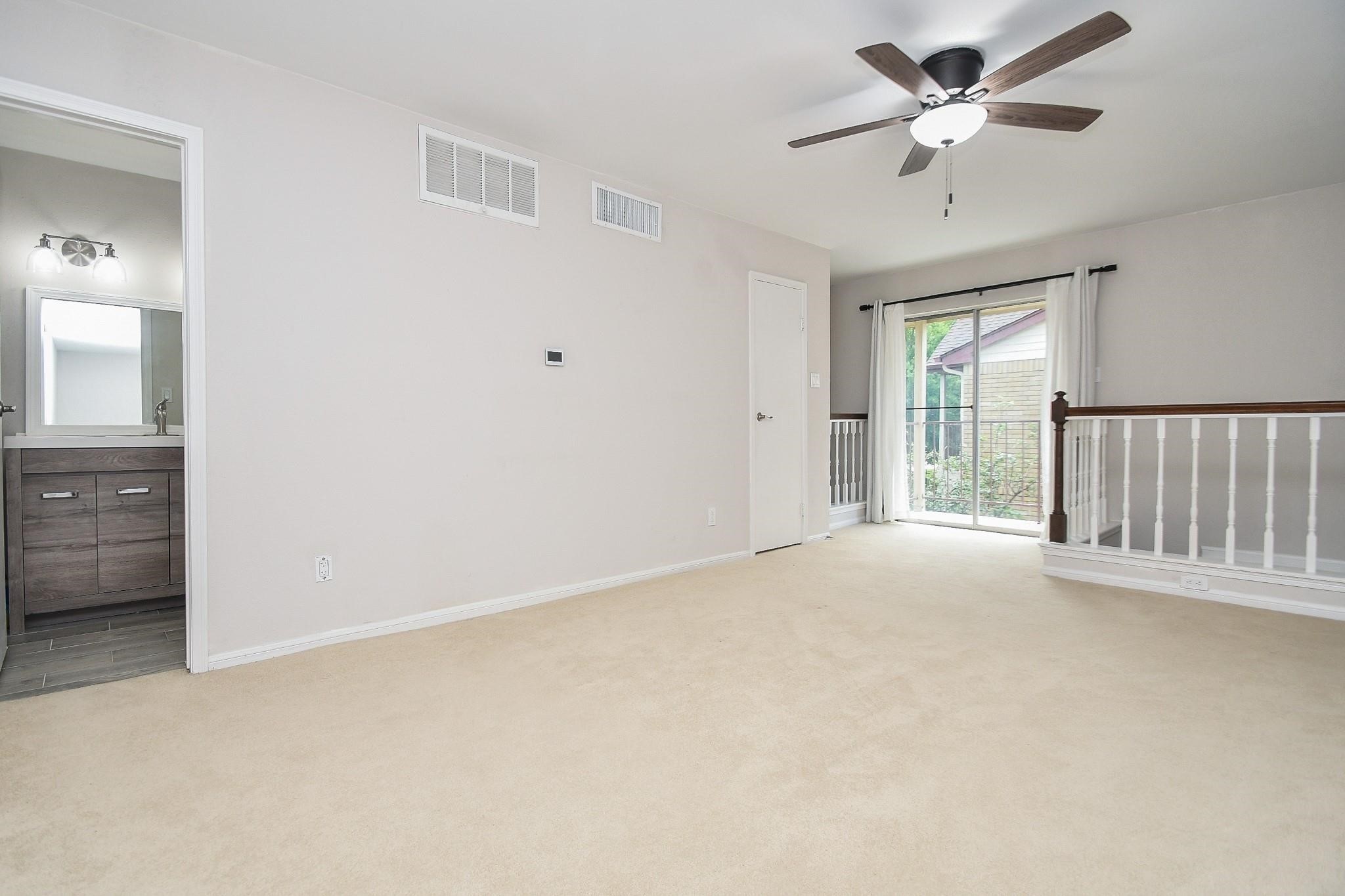 2120 El Paseo Street Houston, TX 77054 - Photo 20 of 31 an empty room with chandelier fan