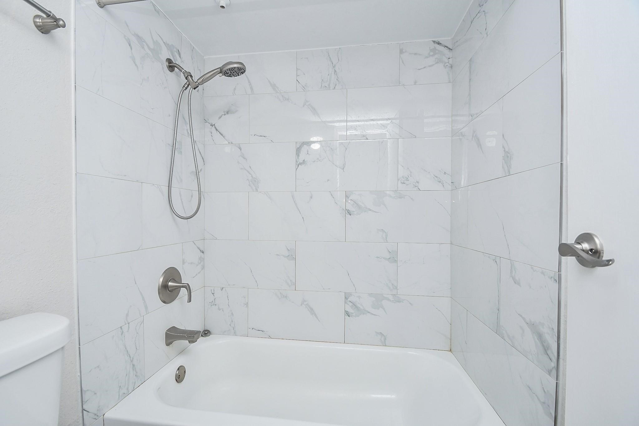 2120 El Paseo Street Houston, TX 77054 - Photo 26 of 31 a bathroom with a bath tub with a shower