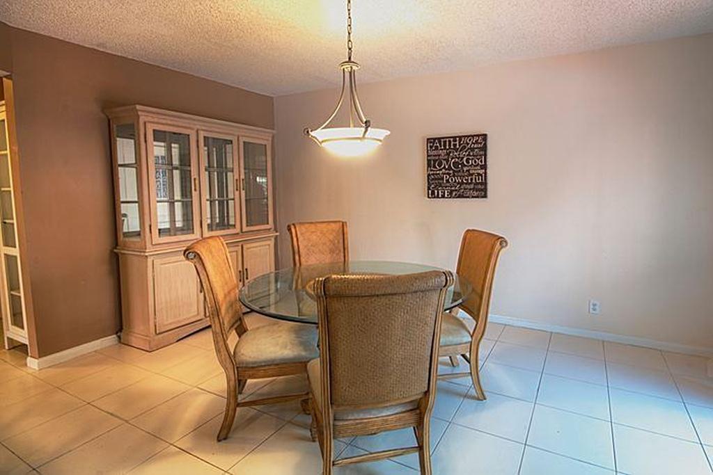 21581 Casa Monte Court Boca Raton, FL 33433 - Photo 3 of 11 Dining area