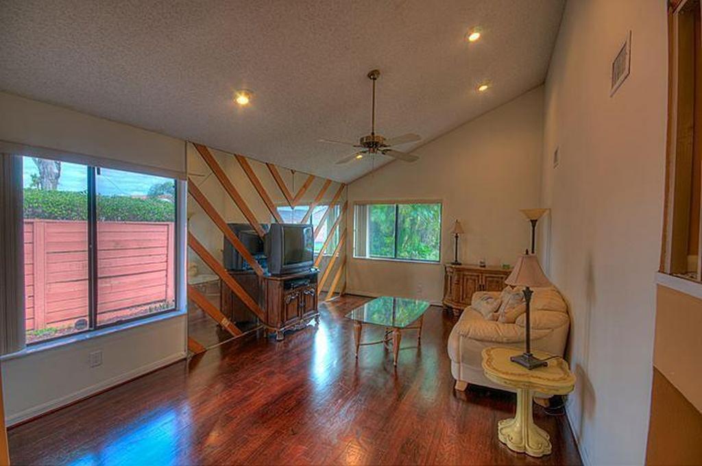 21581 Casa Monte Court Boca Raton, FL 33433 - Photo 6 of 11 Living room