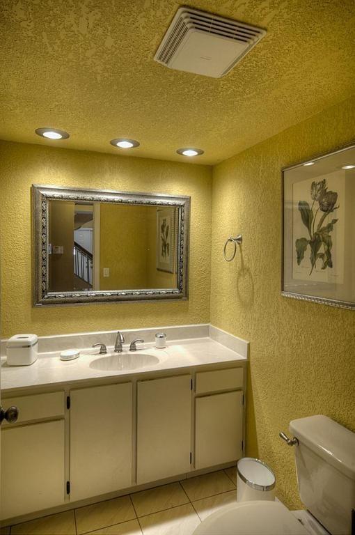 21581 Casa Monte Court Boca Raton, FL 33433 - Photo 7 of 11 Half bathroom