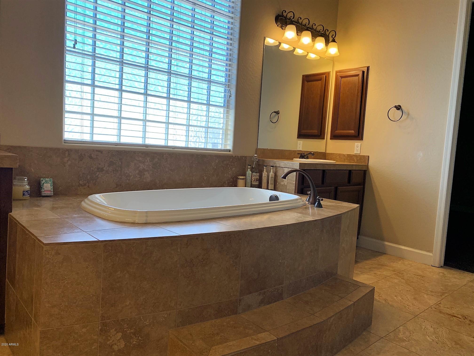 7009 West Fremont Road Laveen, AZ 85339 - Photo 25 of 64 Master bath deep jetted tub