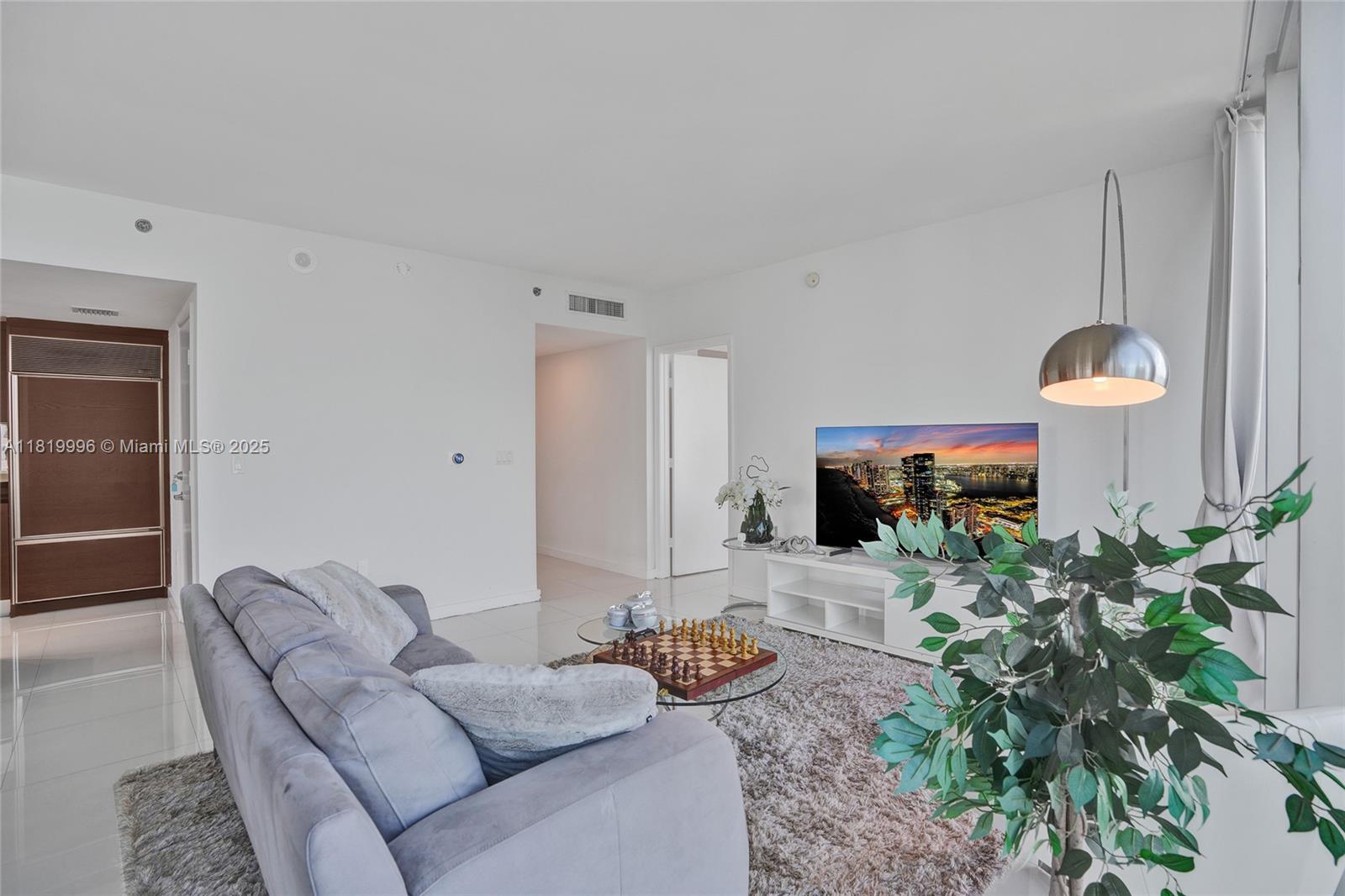 485 Brickell Avenue, Unit 3608 Miami, FL 33131 - Photo 5 of 43 a living room with furniture and a potted plant