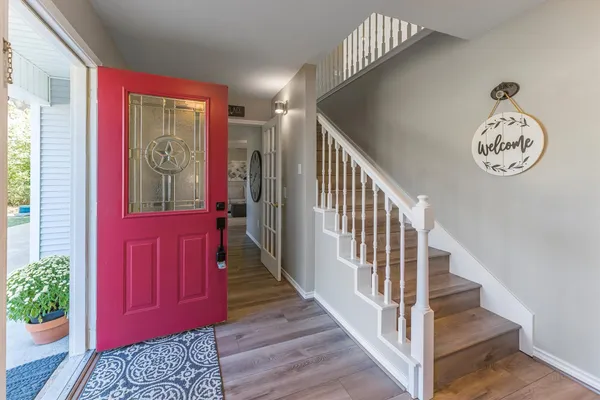 a view of entryway with a rug