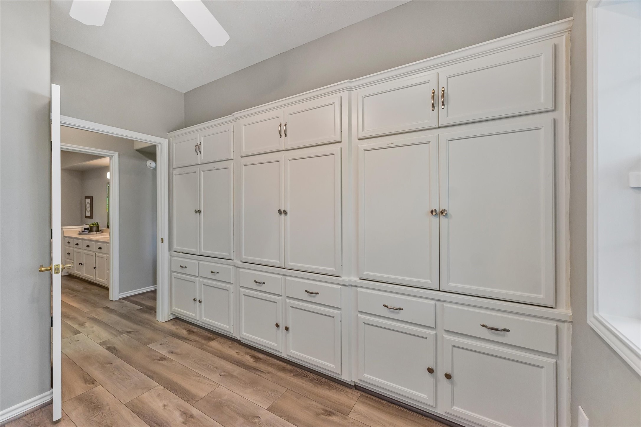 123 Palisade Circle Huntsville, TX 77320 - Photo 20 of 50 a view of a dresser